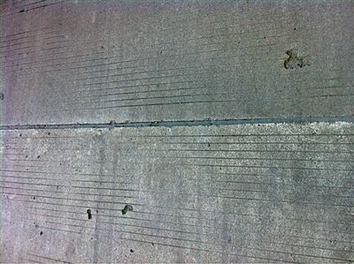 伸缩缝实图温州网讯 瑞安市城区虹桥北路一段路面突然高高拱起,最高点