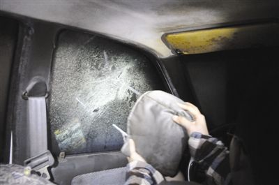 新闻实验:车后枕能否砸窗自救?能!
