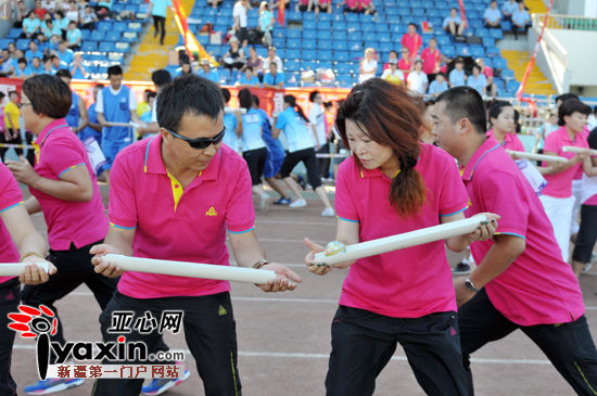 在滚珠接力比赛中,新疆经济报社的运动员们正在小心翼翼地运球.