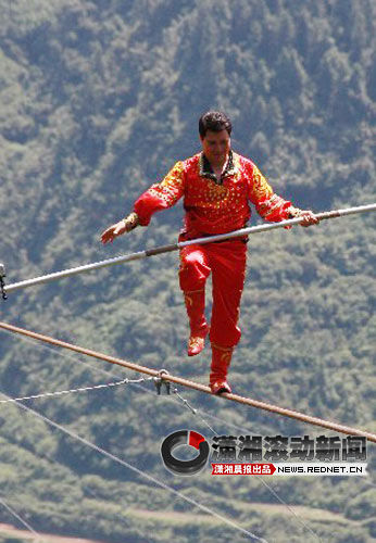 邵驍歆 呂琳瑗)今日(9月15日)上午10點左右,高空王子阿迪力與兩位弟子