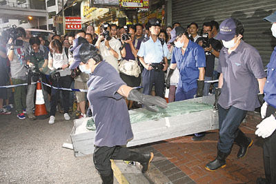 上海街裸女谋杀案女死者尸体由仵工舁送殓房. 邓伟明 摄