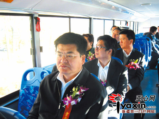 图说:11月6日,农八师石河子市党委常委,副师长庄建武(前排)坐在公交车