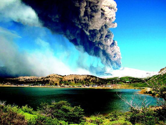 阿根廷火山喷出浓烟