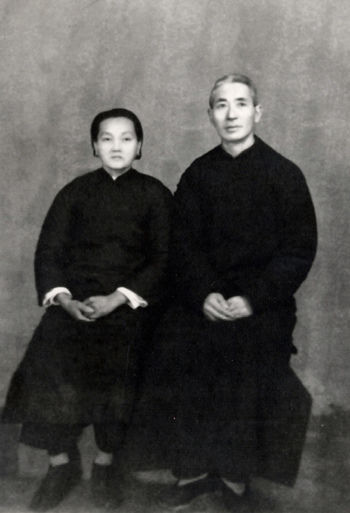 赵锡成母亲节前夕撰文缅怀先母 叹恩情深逾海