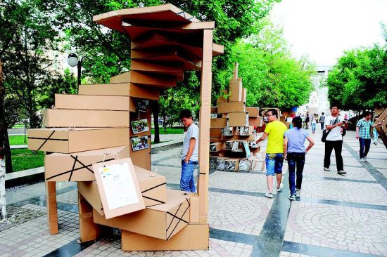 级建筑学和城市规划专业的21支代表队的学生们利用包装箱纸板,瓦楞纸