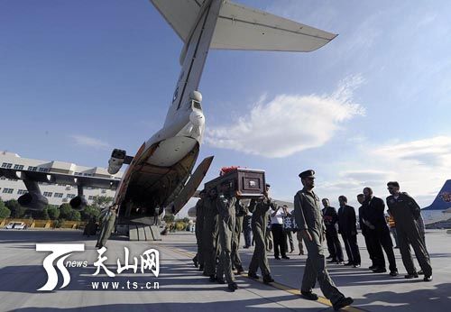 杨春风遗体"回家" 6月30日在乌鲁木齐举行追悼会