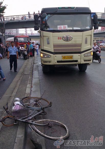 搅拌车转弯碾压自行车骑车女子不幸死亡