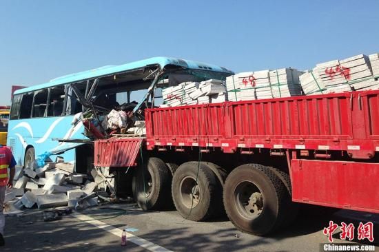 安徽高速路大客车追尾货车致10死36伤|车祸|交通事故|追尾_新浪新闻