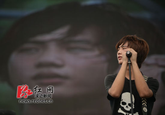 图/滚动新闻记者 谢长贵)(魅力四射的女贝斯手.