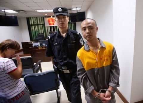 "二脚踢"敲诈店长 男子被判刑