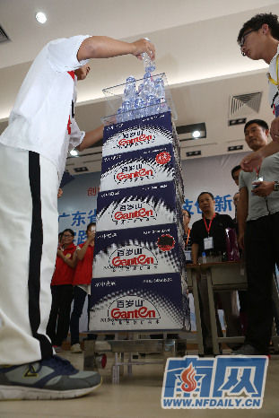 绿色科技创新大比拼牙签搭塔薄纸承重