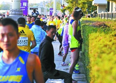 北马组委会称尿红墙历届都有 但不能称之为传统