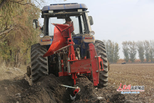 兵团八十三团推广棉田深翻犁地2000亩