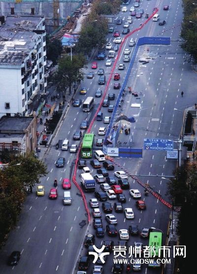 貴陽市北京路施工現場附近交通緩行.