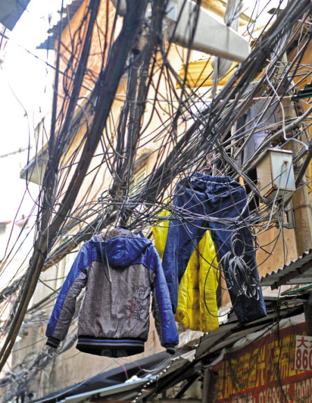 头顶线缆乱如麻