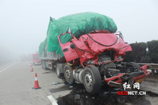 枣高速永州段913至911公里处由南往北方向发生多起车辆追尾或侧翻事故