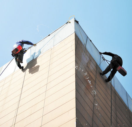 高空蜘蛛人:用身体丈量城市的高度_新浪新闻