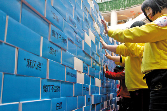 其实"我们都一样"一起推倒"偏见墙"