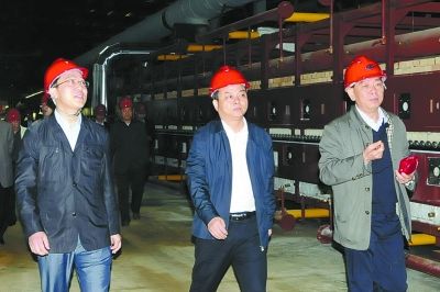 胡湘之(前中)来到"旭日陶瓷"现场办公.