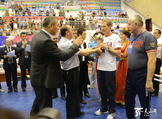 霍城县委副书记,县长热夏提·木沙江为各国代表队颁发奖杯.