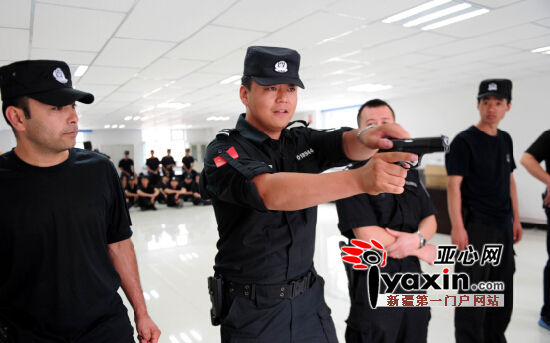 乌鲁木齐市民警练习快速拔枪射击