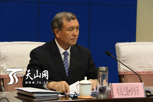 新疆维吾尔自治区党委常委哈尼巴提沙布开出席会议并讲话.