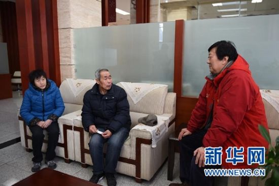 1月5日,新华社记者汤计(右)与蒙冤而死的呼格吉勒图父母李三仁