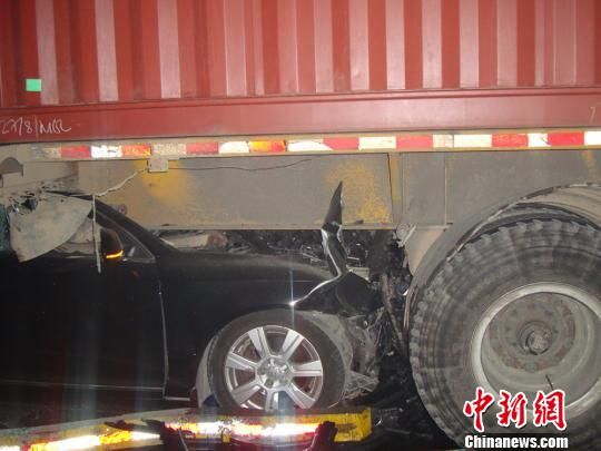 轿车半个车身撞入集装箱货车 车尾被拖行近百米_新浪新闻