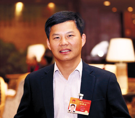 新快报记者 宁彪/摄5年了,全国人大代表陈伟才,还是揪着"电信诈骗"不