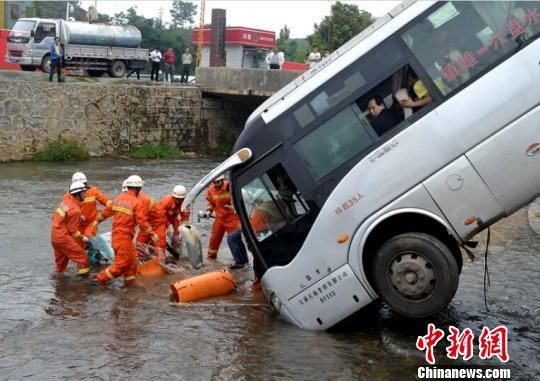 贵州毕节一客车冲入河流 36人不同程度受伤