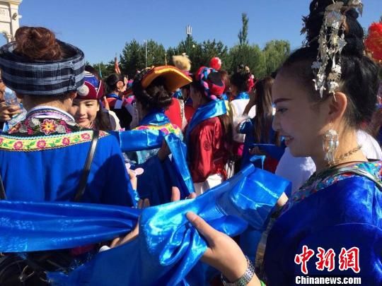 蒙古族同胞为各族代表敬献哈达 乌娅娜 摄