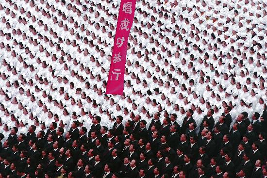 图文:"三峡·宜昌"万人大合唱彩排(2)