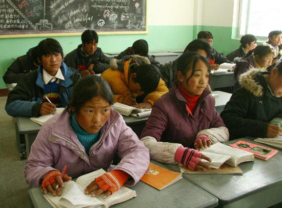 国内新闻 正文      12月3日,昂仁县中学初三年级的同学在新建成的