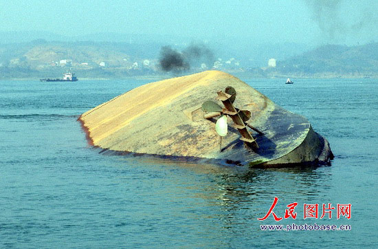 组图:湖北枝江运沙船翻覆1人下落不明