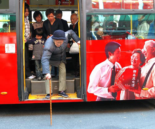 图文 老人独自下车