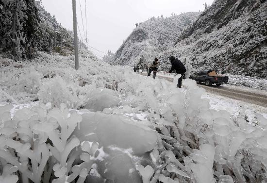 图文:广西资源县民众全力抗击冰雪灾害