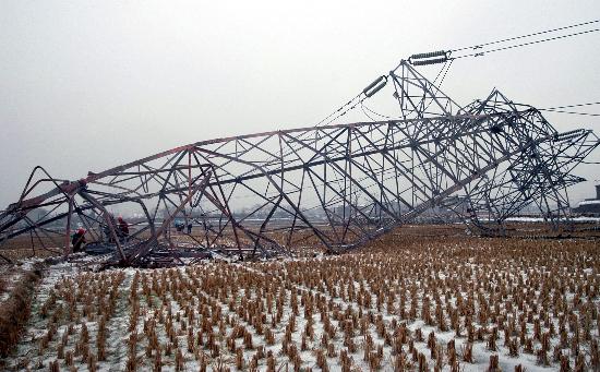图文:南昌至抚州主干网线铁塔倒塌