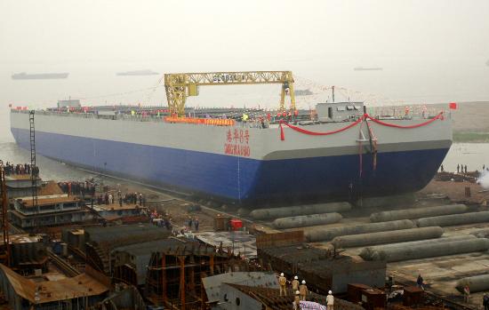 5万吨散装水泥驳船在江苏泰兴下水