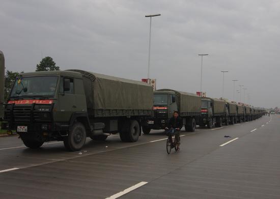 圖文:成都軍區大量軍車趕往災區現場