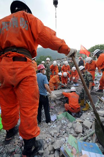 图文:救援人员在地震后的北川中学搜救幸存者