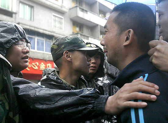 图文武警战士安慰还没找到孩子的父亲