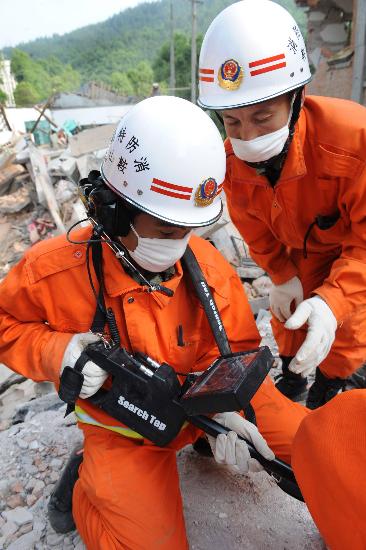 來自遼寧的消防官兵和當地的民兵應急小分隊在四川青川縣木魚中學倒塌