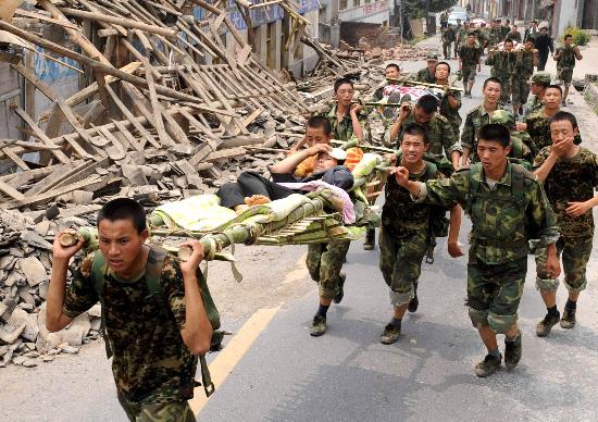 图片 四川汶川强烈地震专题 正文  5月17日,一群解放军官兵抬着受重伤