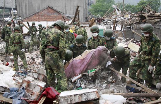 圖片 四川汶川強烈地震專題 正文 5月17日,解放軍某部官兵在綿竹市漢