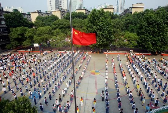 2008年5月19日,武汉市江汉区北湖小学降半旗为四川地震中的遇难者