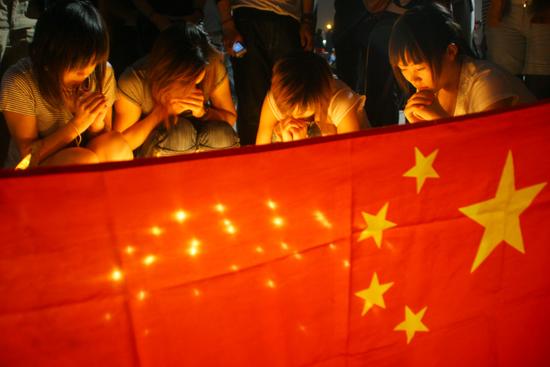 图文2008年5月19日国旗下哀悼的人们