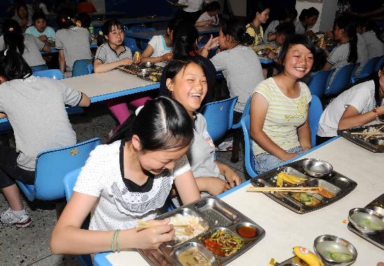 的学生正在成都医学院的食堂内就餐映秀镇中学生在成都复课5月19日