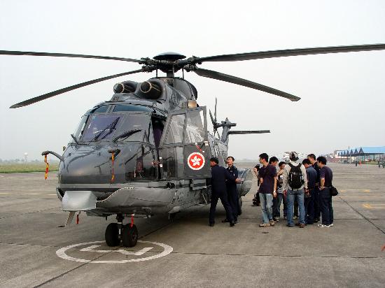 图文香港超级美洲豹直升机飞抵四川赈灾