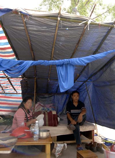 图文:江油市九岭镇受灾群众住在简易遮阳篷里
