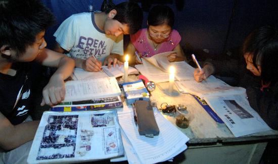 图文略阳一中高三学生在帐篷中复习